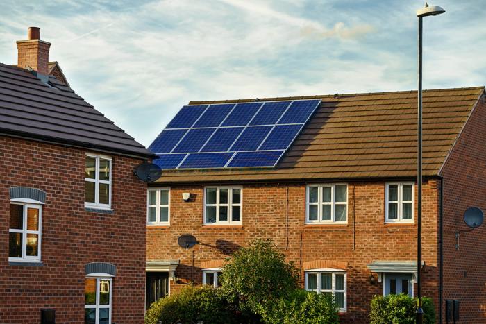 How many solar panels do you need to power a UK home?